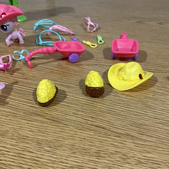 Littlest Pet Shop Cowboy Pink and Yellow Playset with Pets - Picture 4 of 5